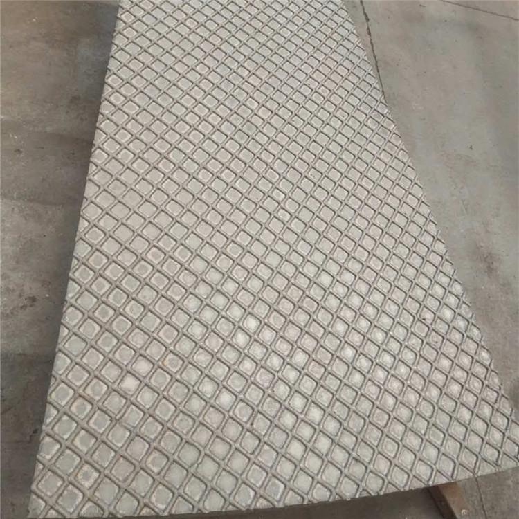 菱形網(wǎng)格堆焊耐磨板.jpg