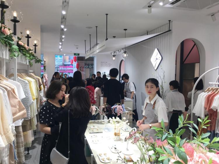 【37生活美学女装】37生活美学女装维护门店魅力